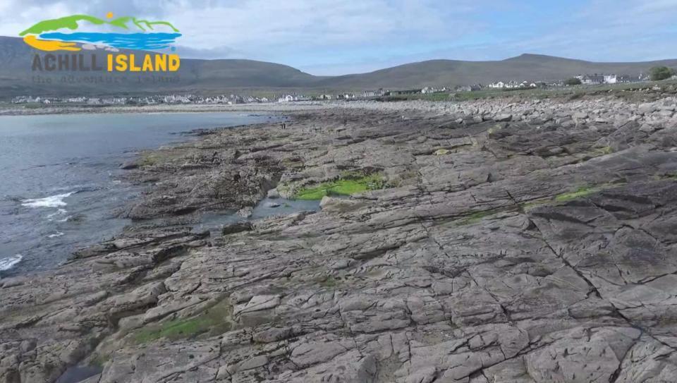 В Ирландии из-за шторма исчез уникальный пляж: яркие фото