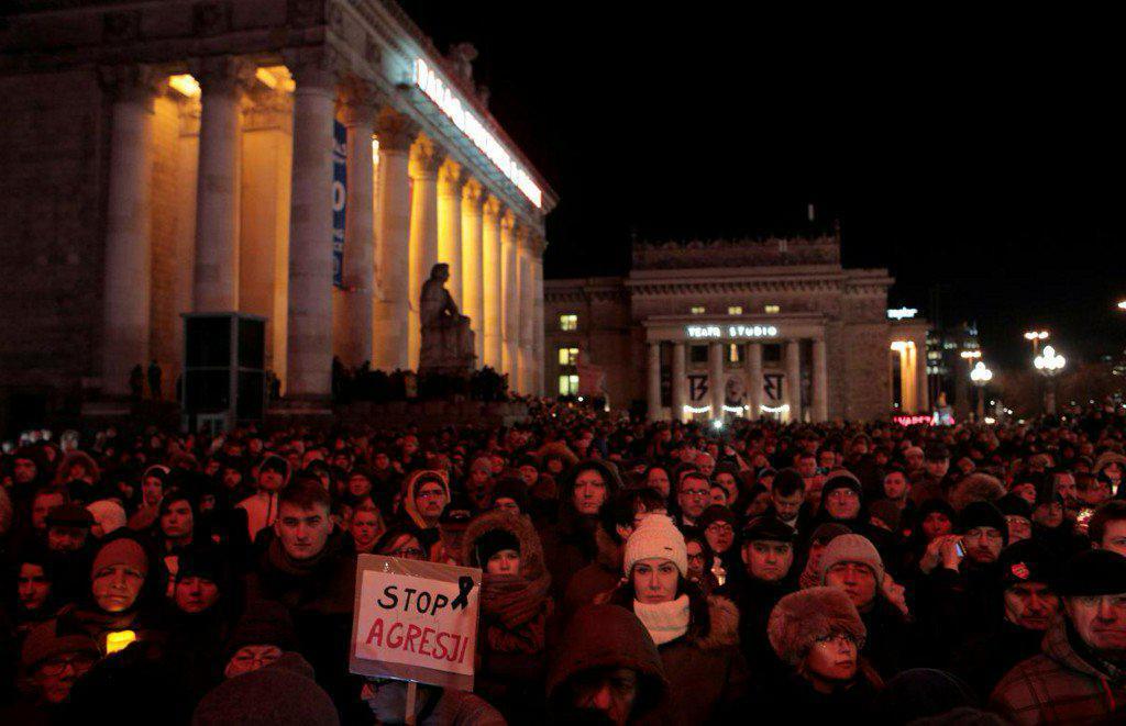 Польща піднялася на масові мітинги через загибель мера Гданська: вражаючі фото і відео