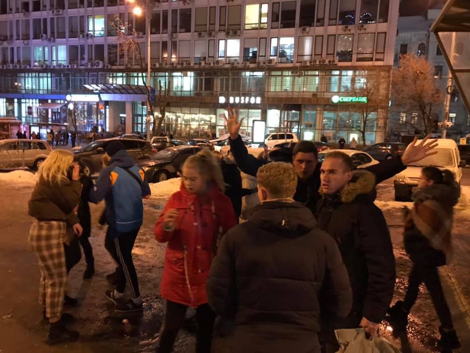 Раптово накинулися і повалили: біля метро Києва діти по-звірячому побили чоловіка