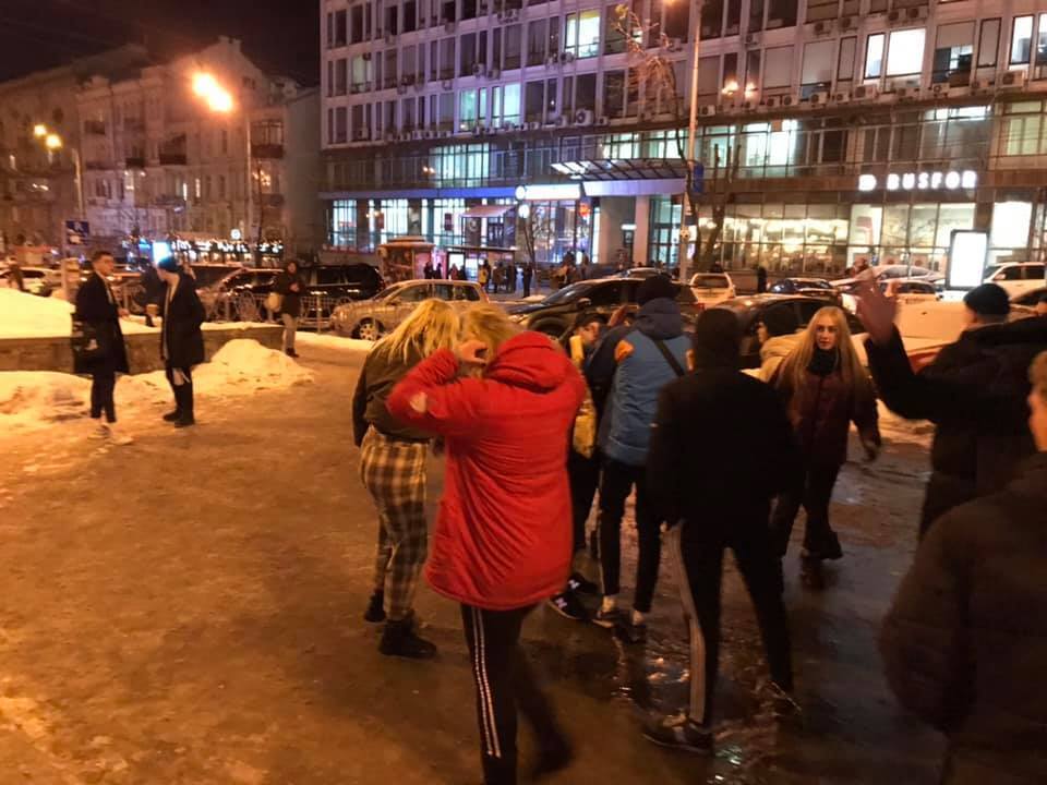 Біля метро Києва діти по-звірячому побили чоловіка