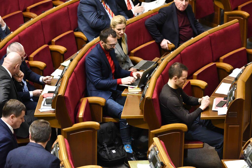 Носки ''в какашки'': Лещенко высмеяли за странный наряд в Раде