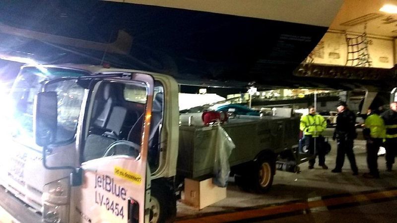 Пасажирів евакуювали: в Нью-Йорку вантажівка з фекаліями протаранила літак