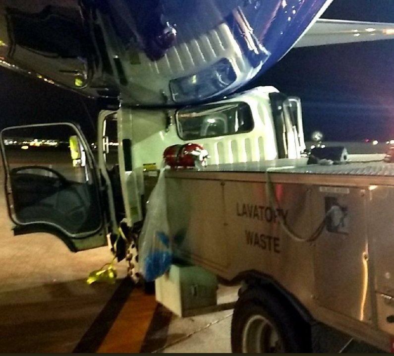 Пассажиров эвакуировали: в Нью-Йорке грузовик с фекалиями протаранил самолет