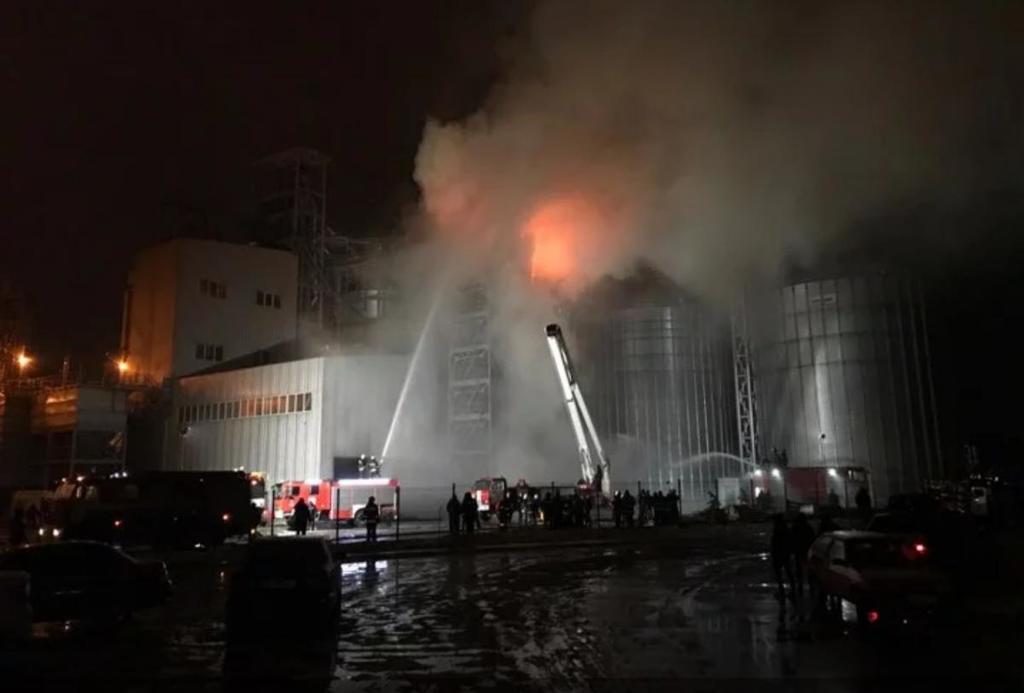 Під Львовом спалахнув завод: фото і відео масштабної НП