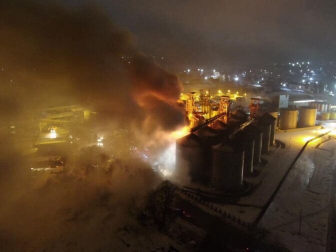 Под Львовом вспыхнул завод: фото и видео масштабного ЧП