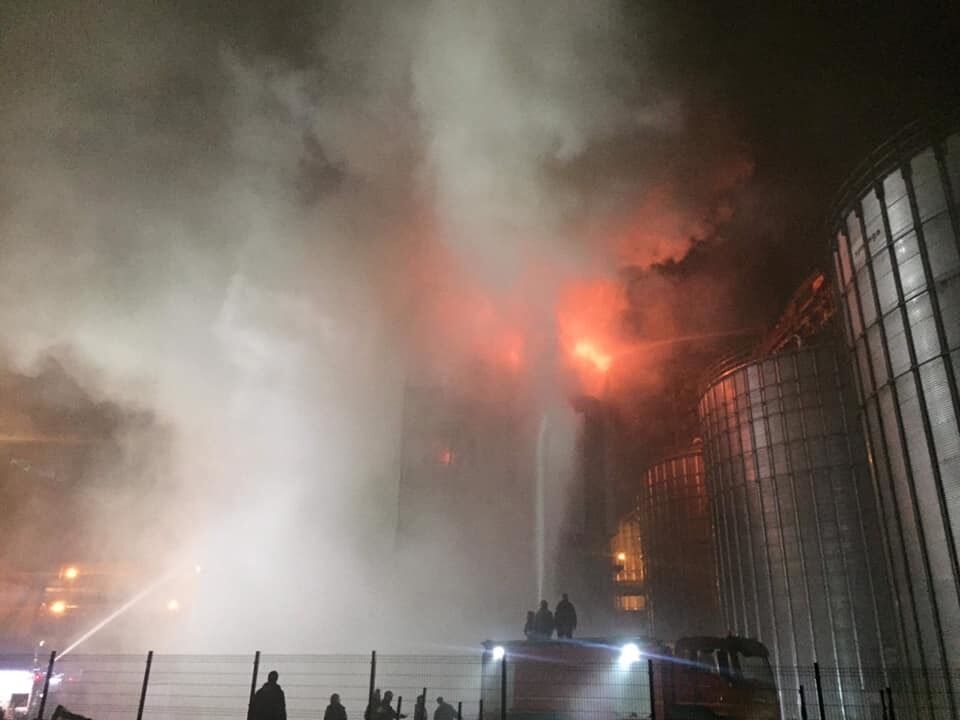 Під Львовом спалахнув завод: фото і відео масштабної НП