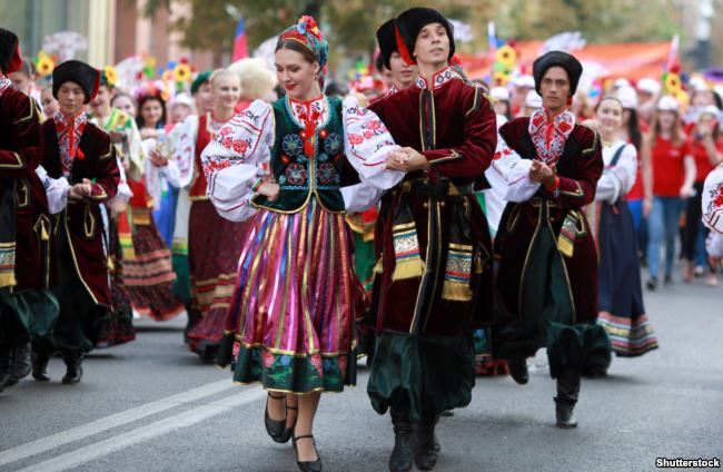 Кубань. Танцювальний виступ студентів Інституту культури в національних костюмах, Краснодар, 23 вересня 2017 року