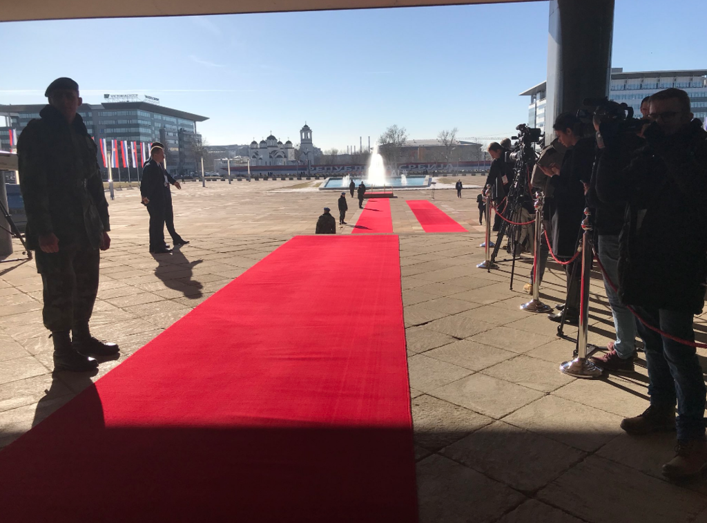 ''Оставьте его себе'': Путин разозлил россиян ''гастролями'' в Сербии