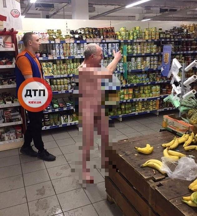 В Киеве голый мужчина ''атаковал'' супермаркет: фотофакт