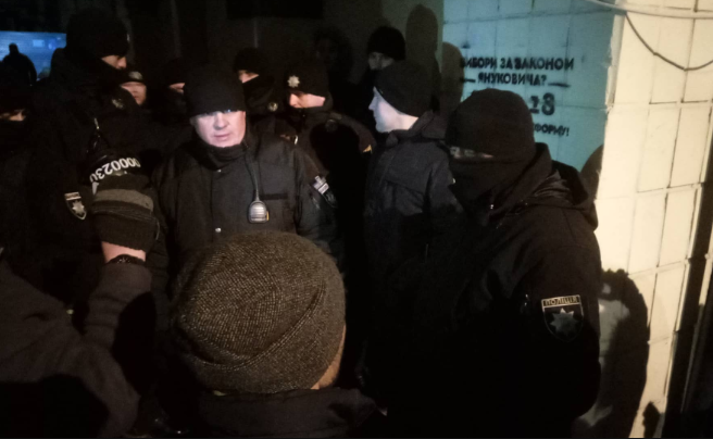 В Киеве задержали националистов с гробом: что произошло 