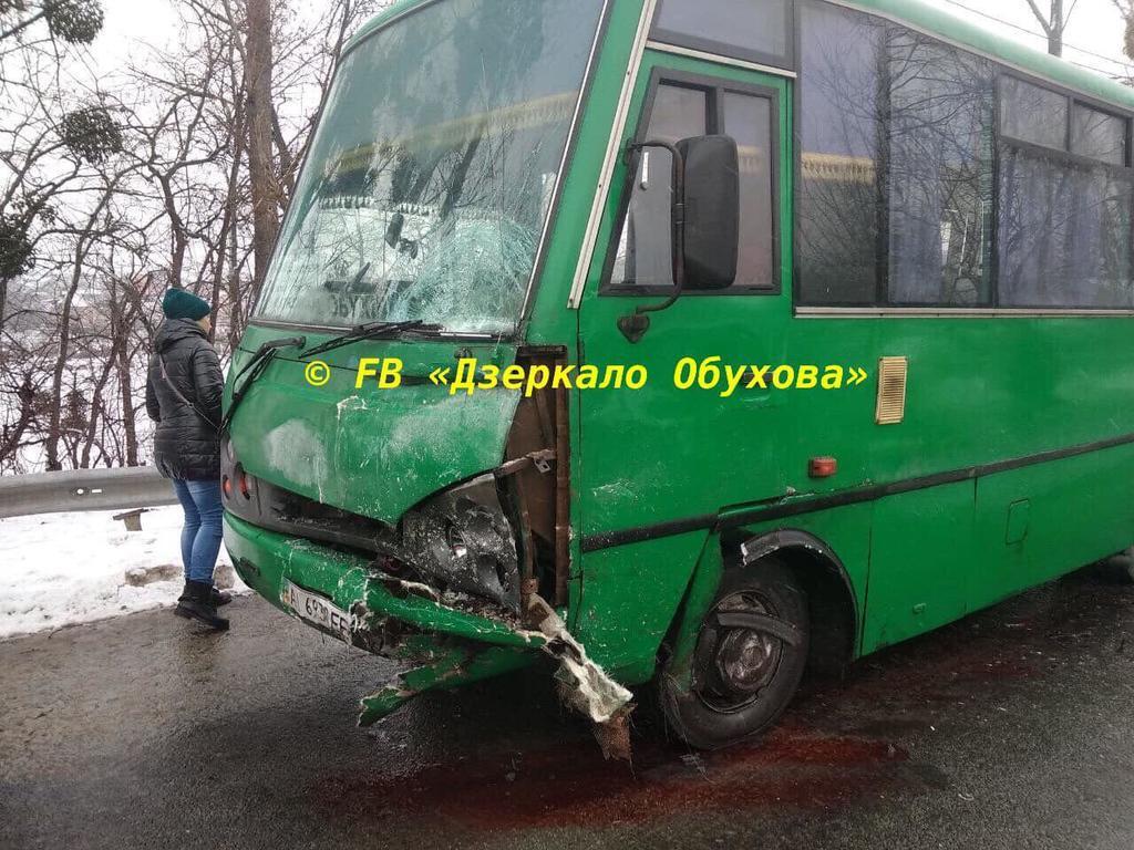 Під Києвом трапилася масштабна ДТП з маршруткою: багато загиблих