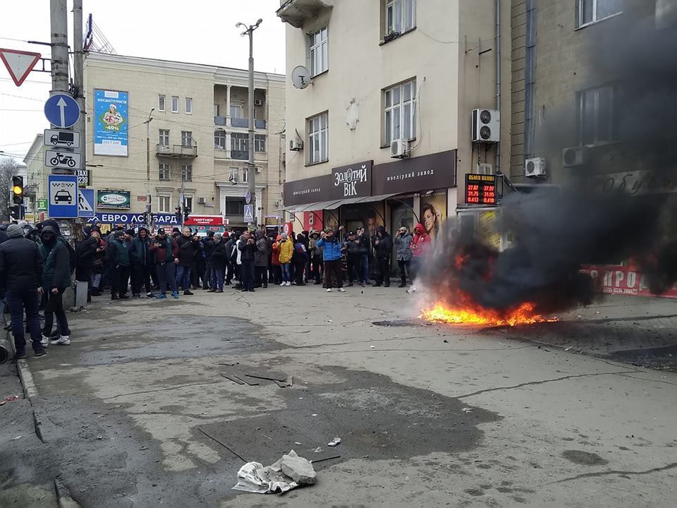 В Запорожье активисты напали на аптеку и сожгли медпрепараты в центре города
