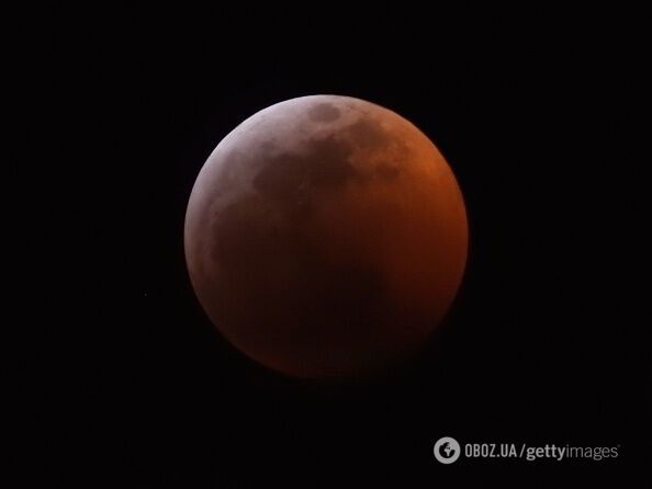 Землю накрыло  ''кровавое'' лунное затмение: фантастические фото