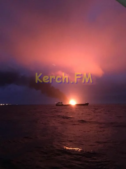 Люди прыгали за борт: у Керченского пролива загорелись два судна, погибли 10 человек