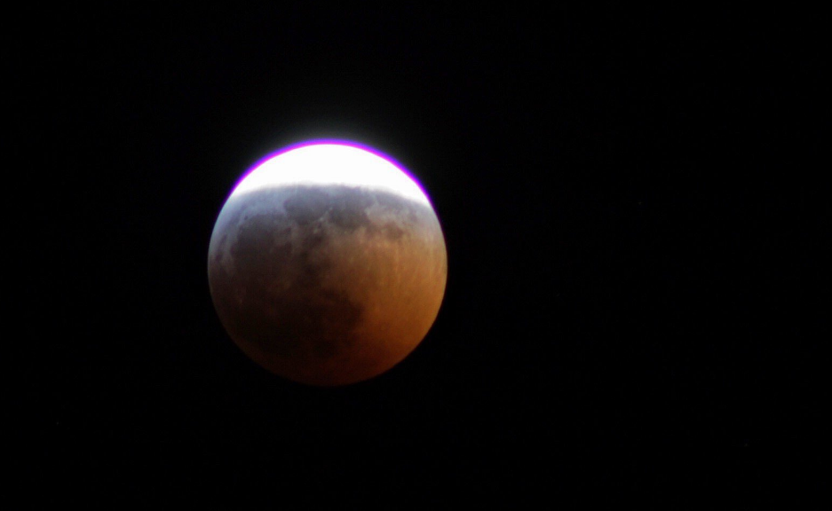 На Землю прийшло ''криваве'' місячне затемнення: фантастичні фото
