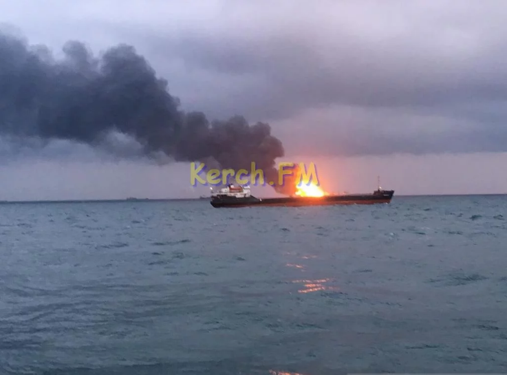 Люди прыгали за борт: у Керченского пролива загорелись два судна, погибли 10 человек