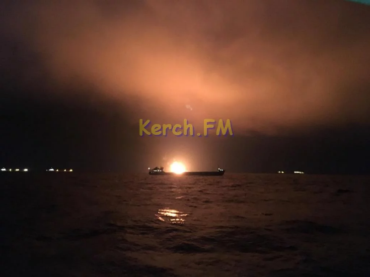 Люди стрибали за борт: біля Керченської протоки загорілися два судна, загинули 10 осіб