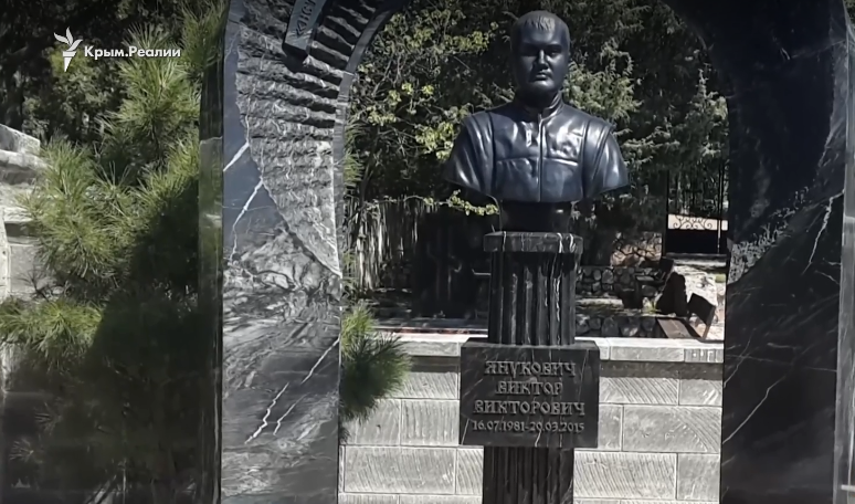 Как охраняют Януковича-младшего в Крыму: видео VIP-могилы