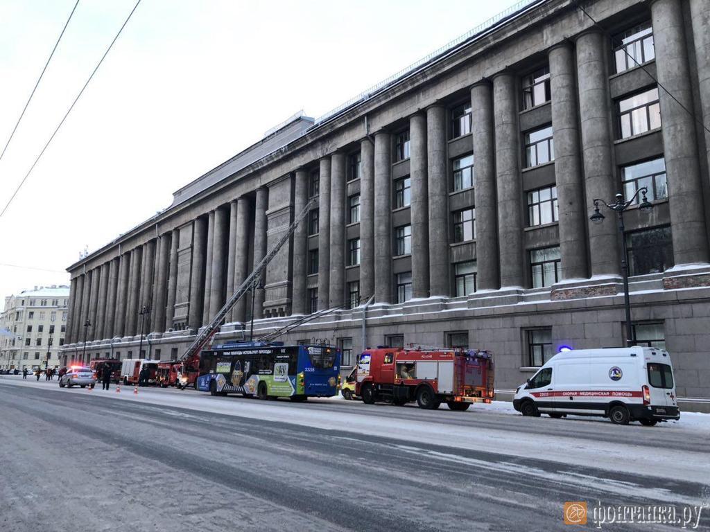 В центре Петербурга загорелся суд: первые фото и видео