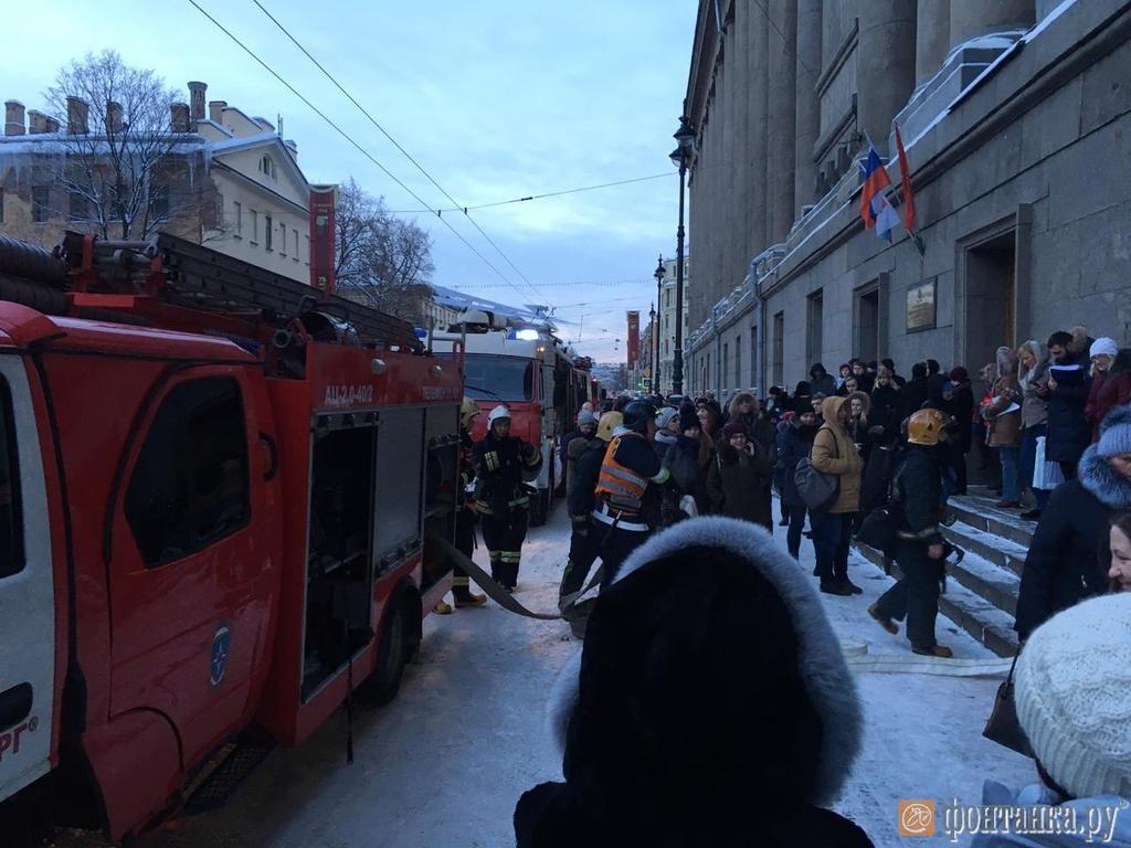 В центре Петербурга загорелся суд: первые фото и видео