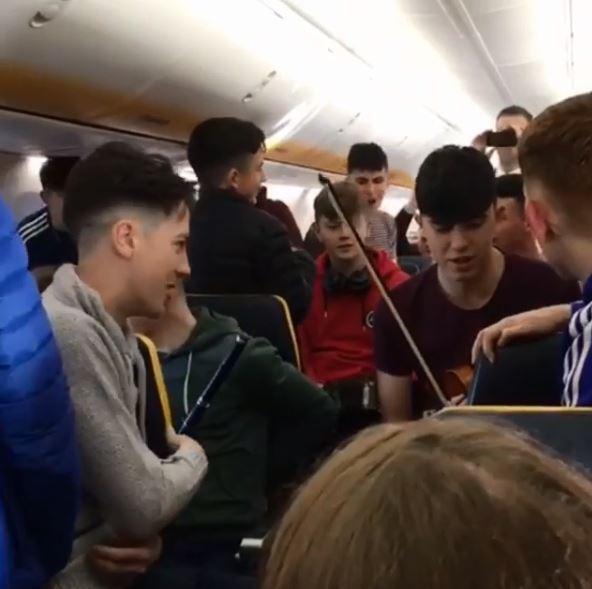 Ирландские студенты устроили шоу на борту самолета Ryanair: опубликовано видео