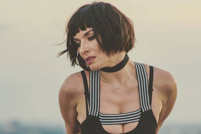 ''Шикарная'': украинская певица показала пышные формы на видео