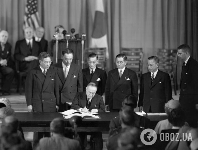 Премьер-министр Японии Сигэру Есида подписывает Сан-Францисский мирный договор в 1951 году