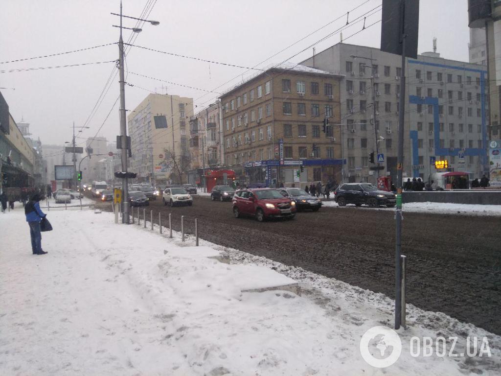 Неподалік станції метро "Олімпійська"