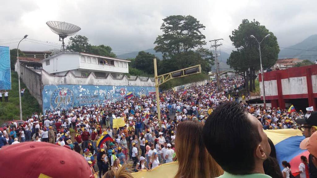 Венесуэла восстала против президента Мадуро: все подробности, фото и видео