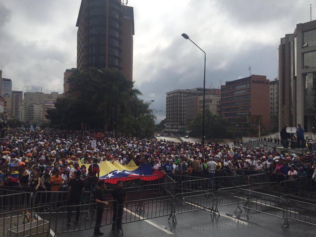 Венесуэла восстала против президента Мадуро: все подробности, фото и видео