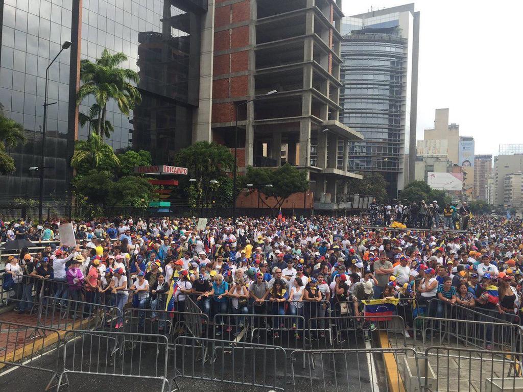 Венесуэла восстала против президента Мадуро: все подробности, фото и видео