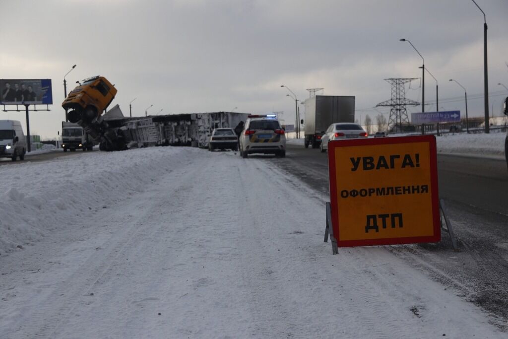 Под Киевом произошло ДТП с грузовиком