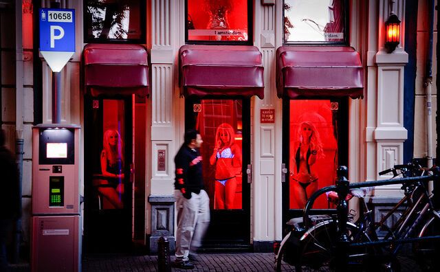 Секс-работницы в Нидерландах обиделись на туристов: что случилось