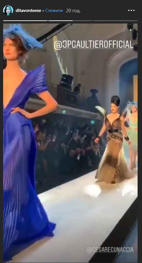 Американская королева бурлеска сверкнула голой грудью на модном показе