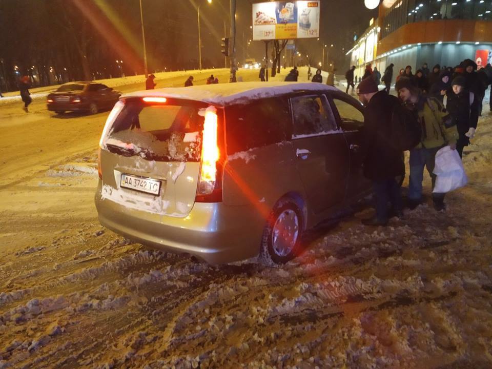 Авто вылетело на тротуар