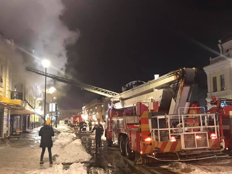 Людей срочно эвакуировали: в ресторане Киева произошло опасное ЧП. Опубликовано видео