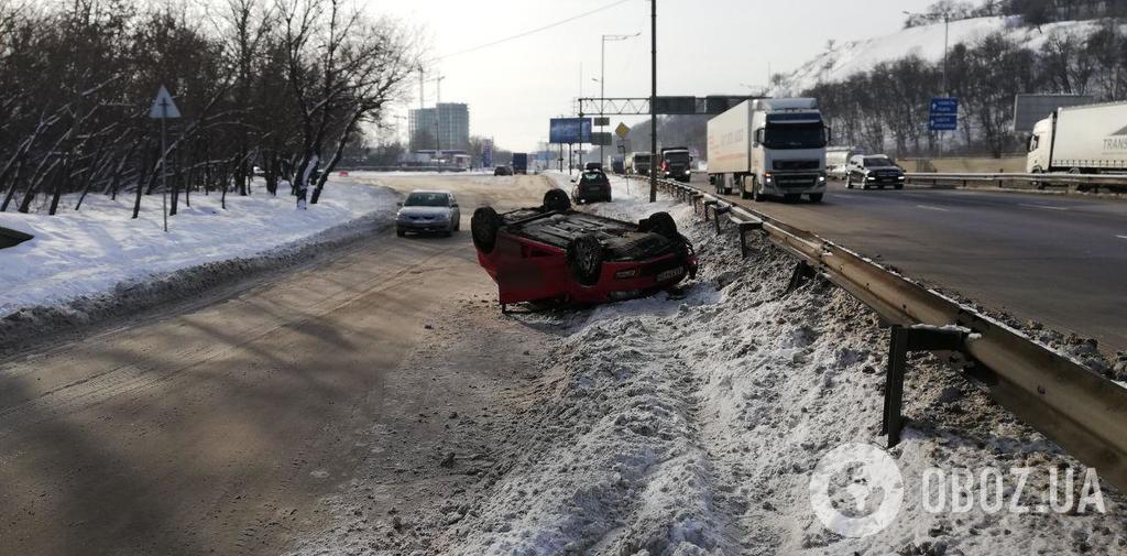 В Киеве перевернулось авто: фото и видео с места ДТП  