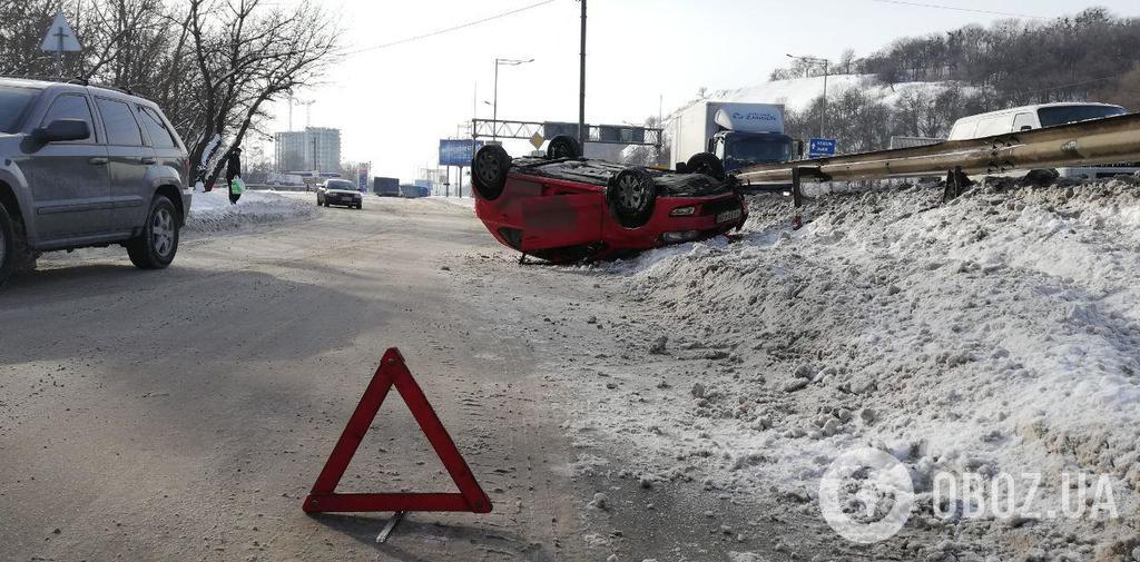 В Киеве перевернулось авто: фото и видео с места ДТП  