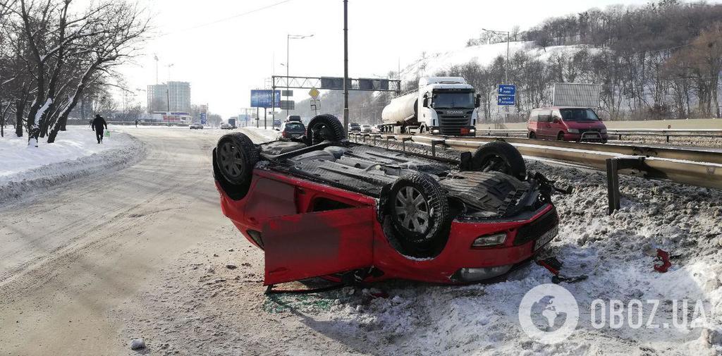 У Києві перекинулося авто: фото і відео з місця ДТП