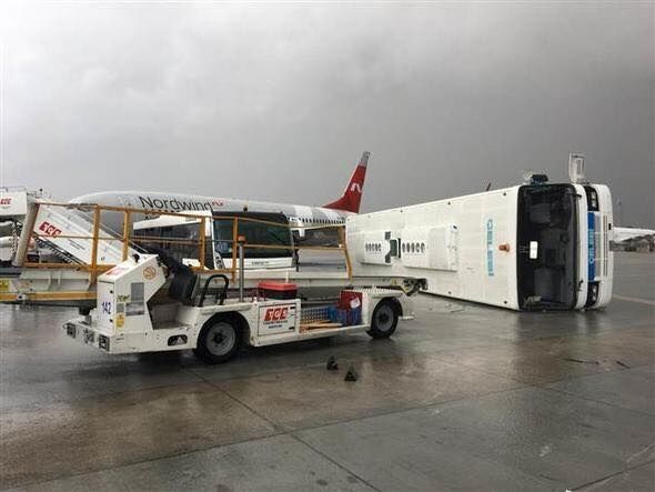 На турецкий аэропорт обрушился мощный смерч: 12 пострадавших