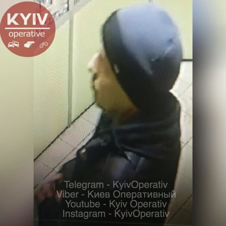 Затащил провизора в подсобку: в аптеке Харькова произошло жуткое преступление. Фото злодея