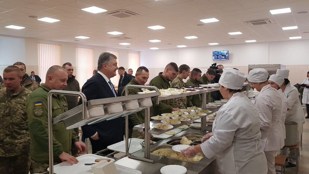 Порошенко засікли в черзі за солдатською їжею: що їв президент. Фотофакт