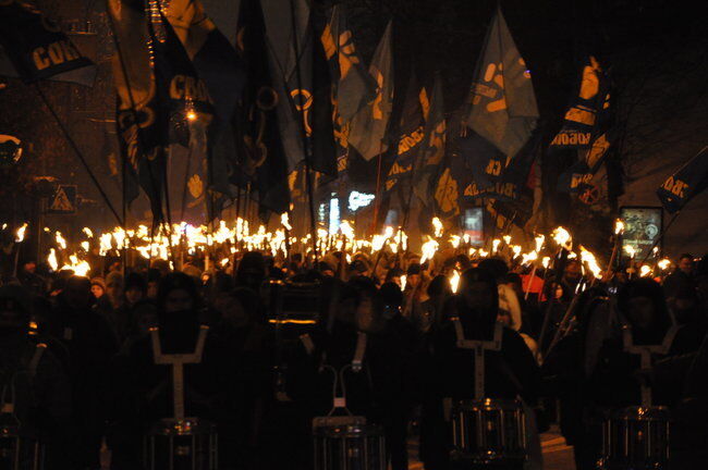 У центрі Києва пройшла факельна хода: фото і відео
