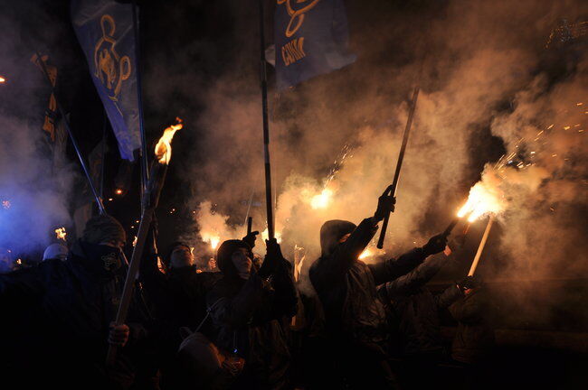 У центрі Києва пройшла факельна хода: фото і відео