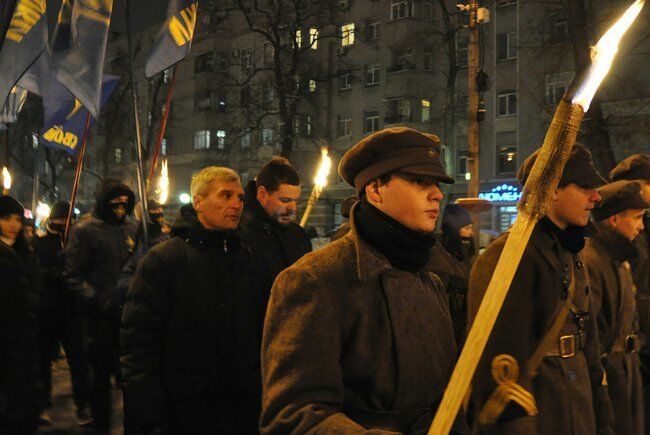 У центрі Києва пройшла факельна хода: фото і відео