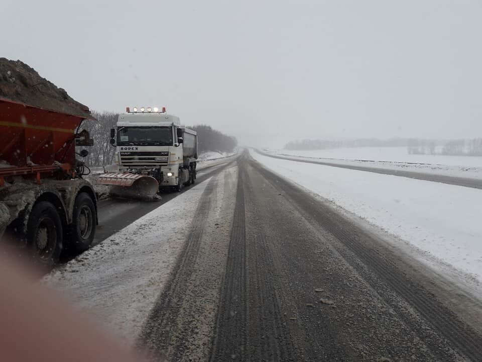 Скасування рейсів і багато снігу: Україну накрив потужний циклон. Фото і відео