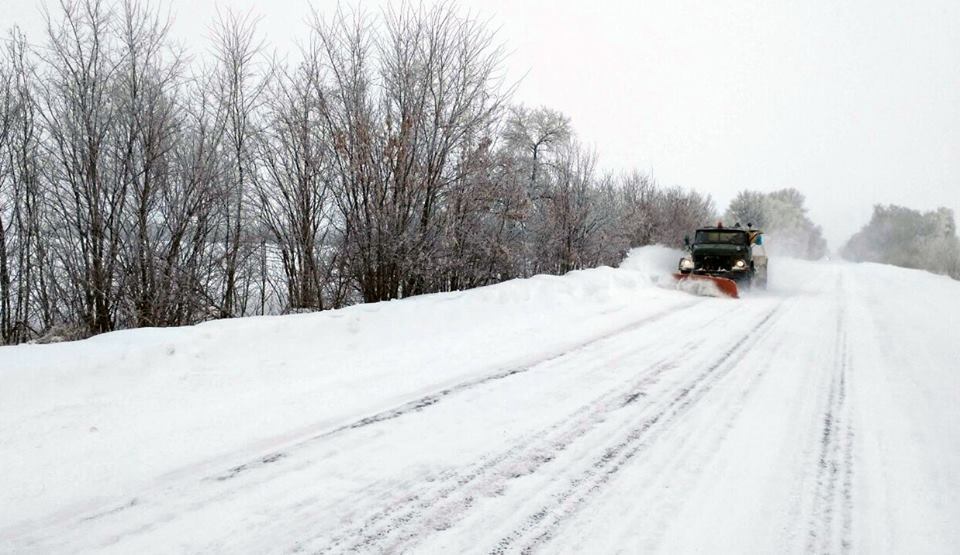 Скасування рейсів і багато снігу: Україну накрив потужний циклон. Фото і відео