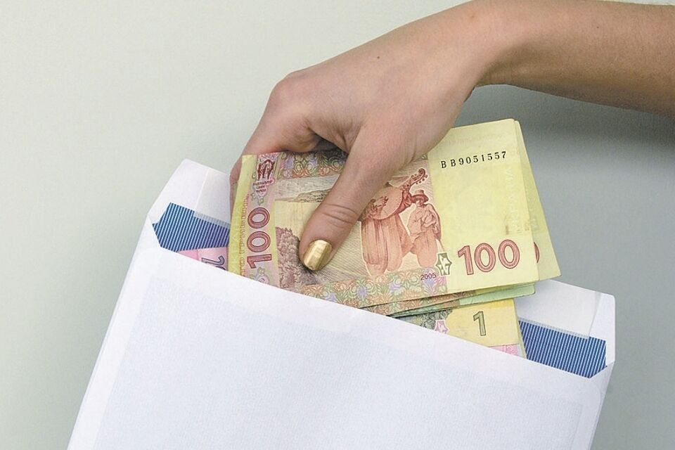 Украинцев хотят радикально наказывать за зарплаты в конвертах: чего ждать