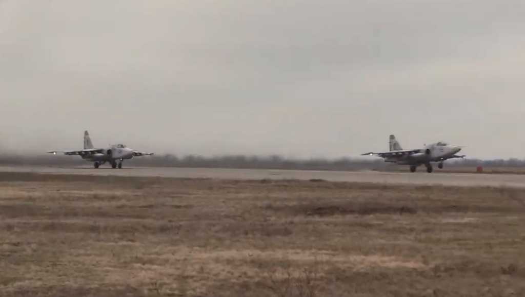 Бойова авіація ЗСУ провела навчання над Азовом: видовищне відео