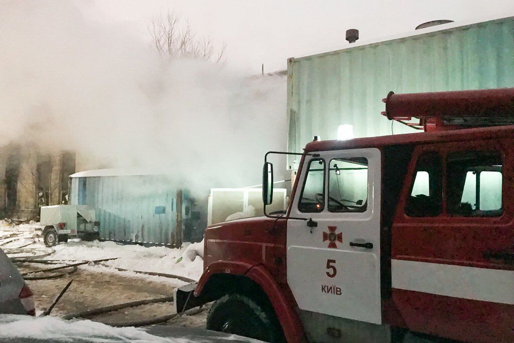В Киеве масштабный пожар охватил завод: подробности и видео